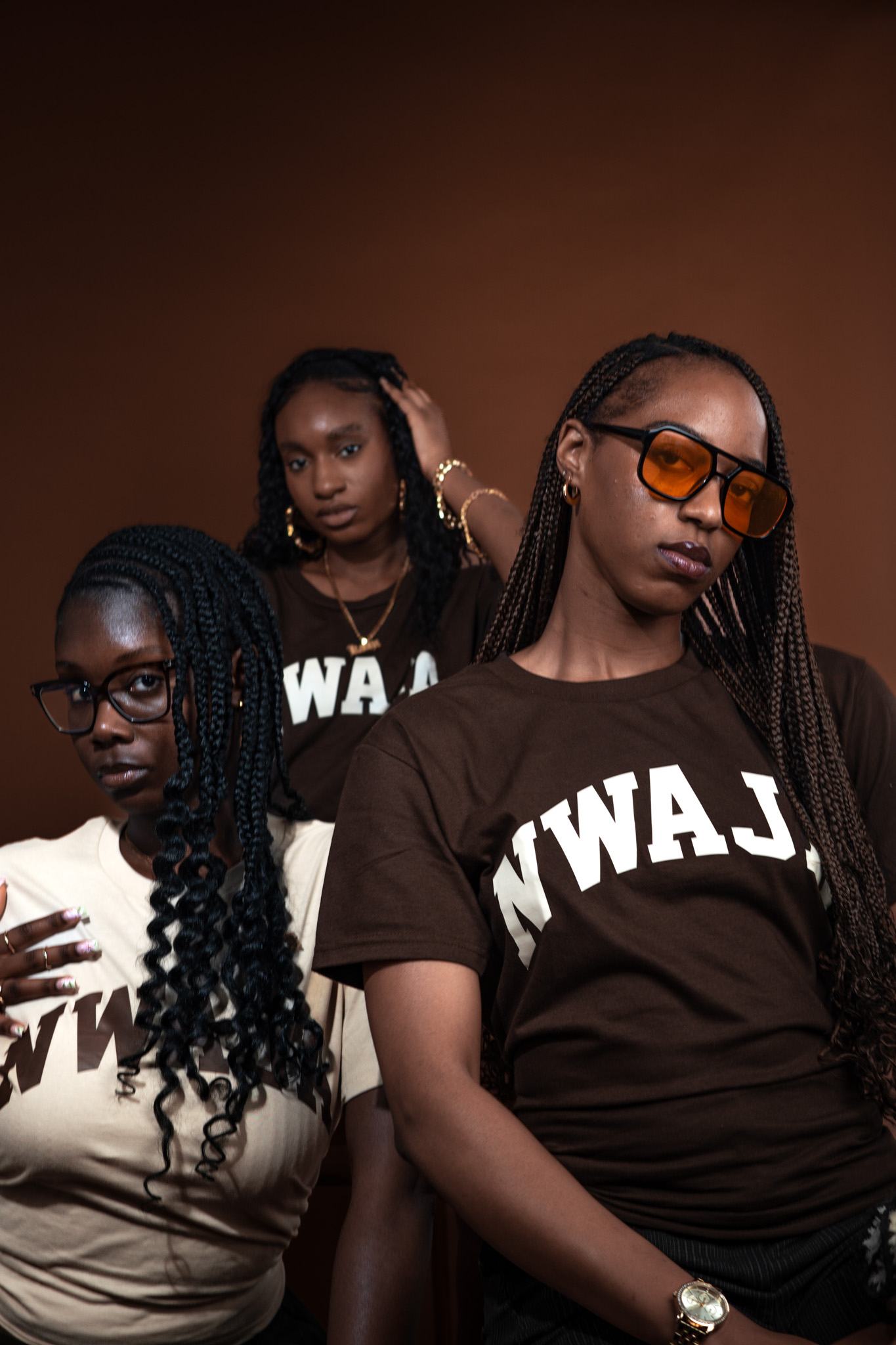 Trois membres du collectif NWAJA en t-shirts NWAJA