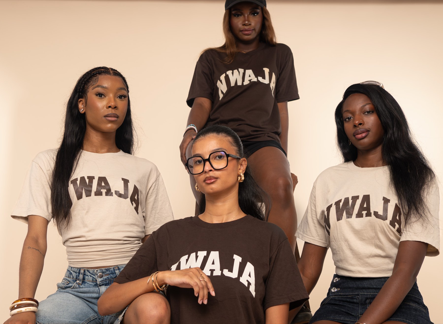 Quatre membres du collectif NWAJA en t-shirts Espresso et Sable