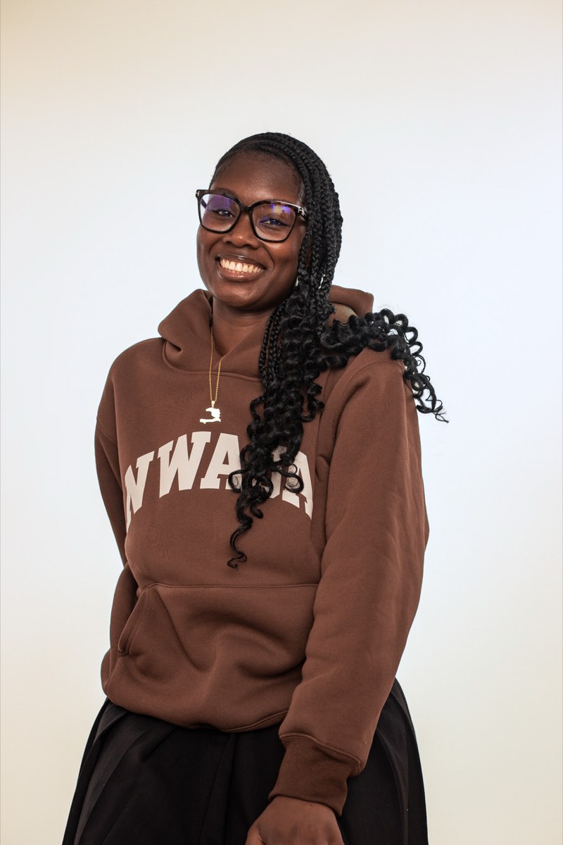 Hoodie NWAJA Espresso porté, capuche doublée