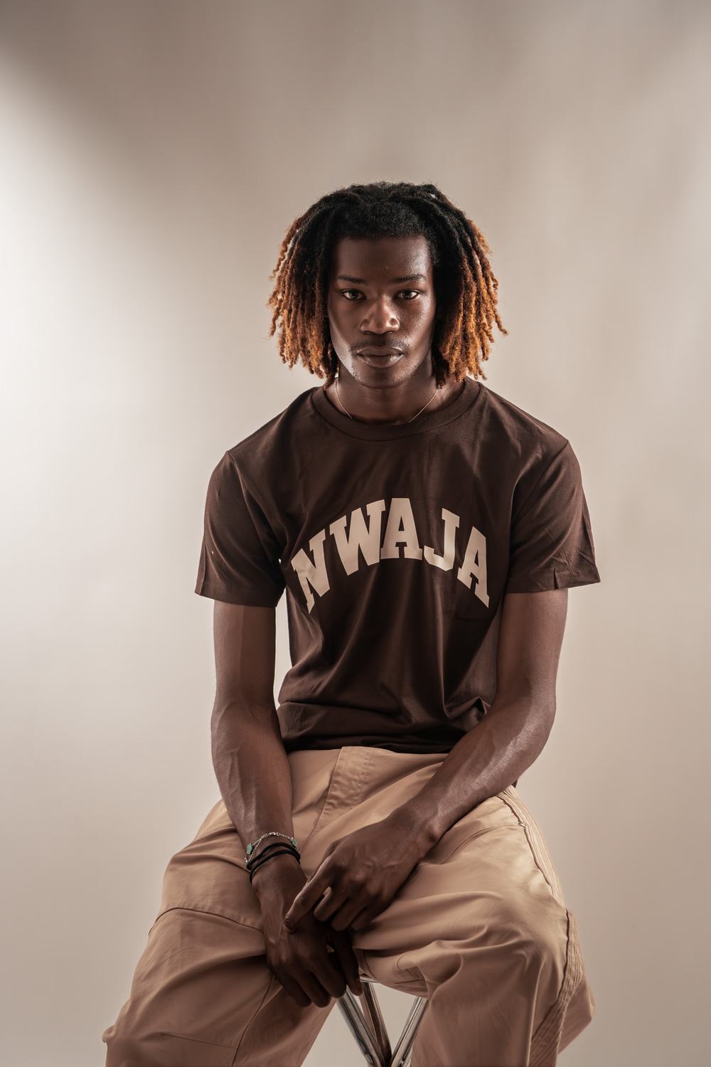 T-shirt NWAJA Espresso porté, coupe droite